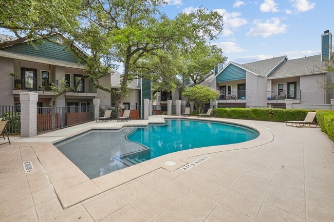 Piscina cristalina con zona de bronceado - Apex Apartments