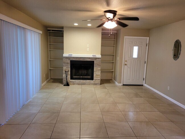 Building Photo - 2 Bed/2 Bath condo-Lower level with attach...