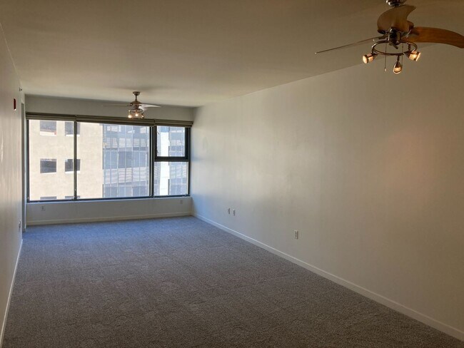 Building Photo - Rare 1B+Den/1BA Metrome Condo w/ Balcony, ...