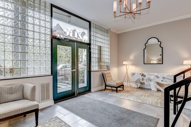 Entrada principal al edificio - 2130 N St NW