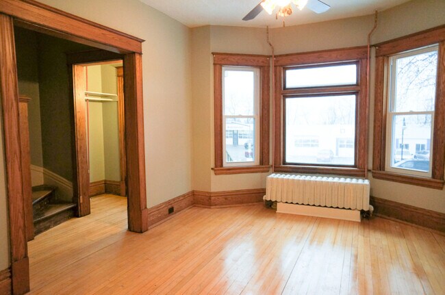 Building Photo - AVAILABLE JUNE - 2 Bed, 2 Bath + Den