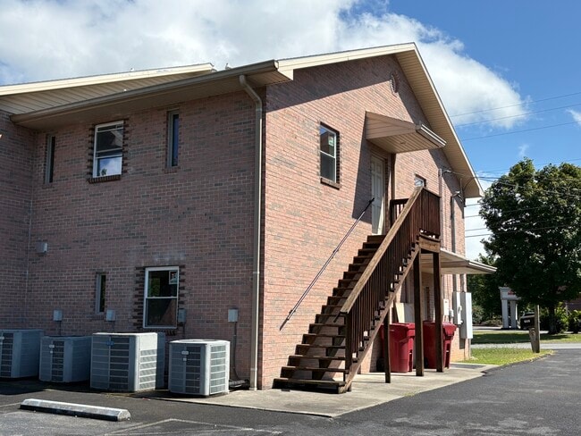 Building Photo - 830 Johnson Ave
