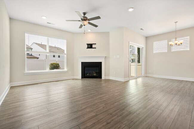 Foto del edificio - Available now! Spacious & beautiful 3 bedroom townhome!