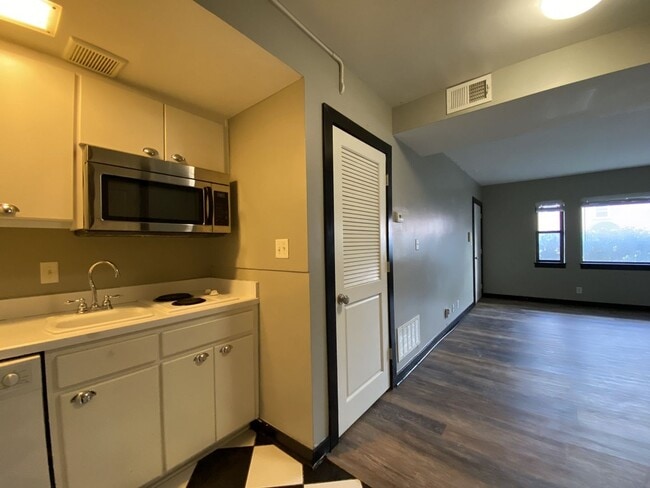 Building Photo - SEE IT NOW: Charming Art Deco-Inspired Stu...