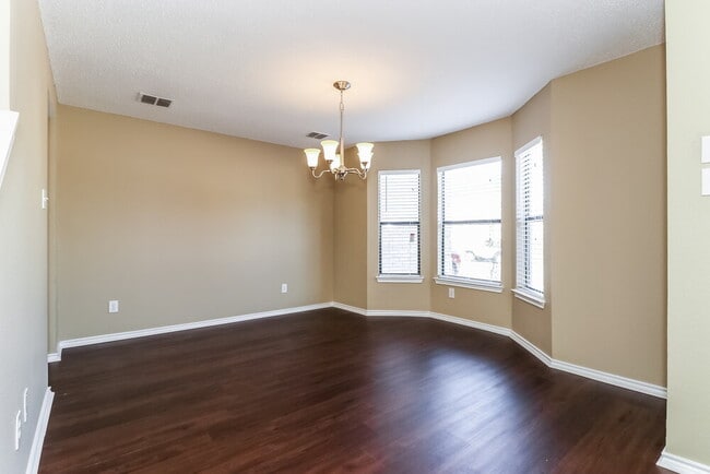 Foto del edificio - 5216 Dillon Cir