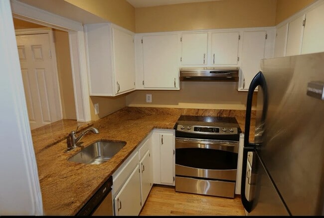 Building Photo - Updated North Bethesda Townhome — 3 Bedroo...