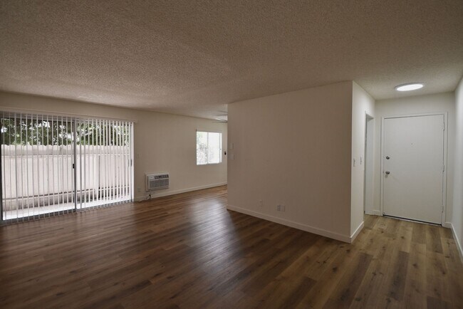 Foto del edificio - 6115 Whitsett Ave