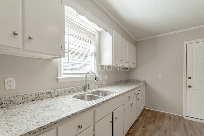 Building Photo - NOW OFFERING 1-MONTH FREE OFF FIRST FULL M...
