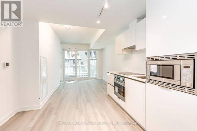 Building Photo - 230 Simcoe St