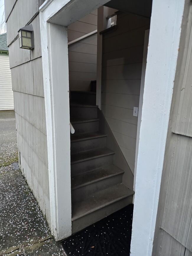 Entry Staircase - 1726 Hoyt Ave