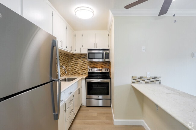1 habitación, 1 baño - 545 pies cuadrados - Cocina - Latham Court Apartments