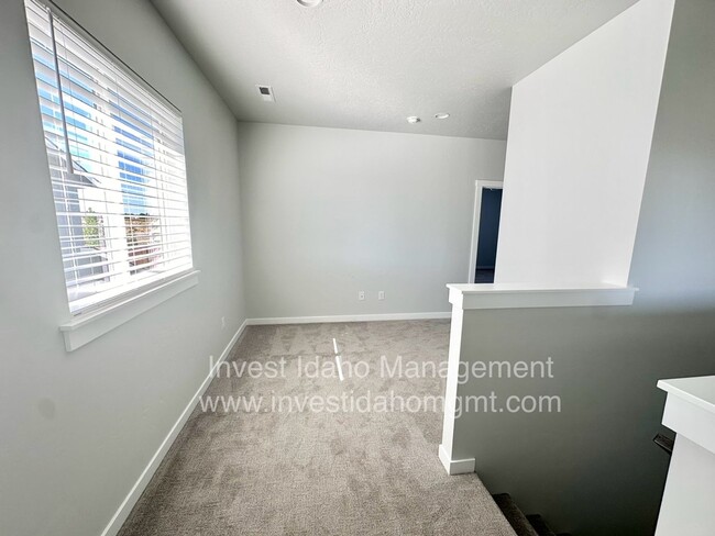 Building Photo - Prioritize comfortable living in this CBH ...
