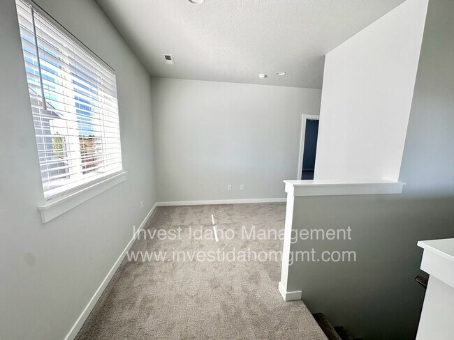 Foto del edificio - Prioritize comfortable living in this CBH ...