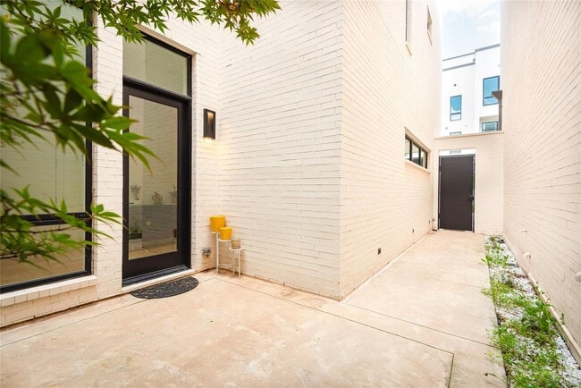 Building Photo - Elegant Townhome with Private Backyard Oasis