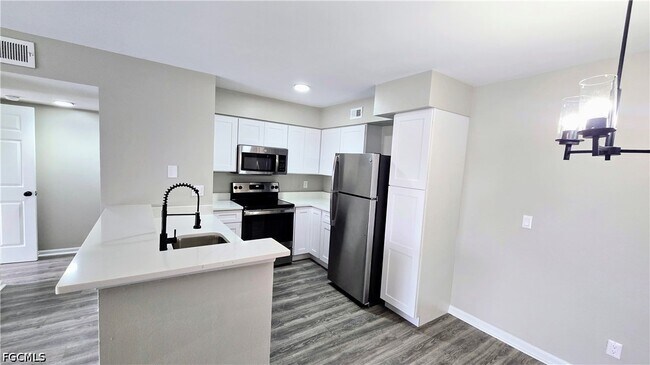 Foto del edificio - 13545 Eagle Ridge Dr