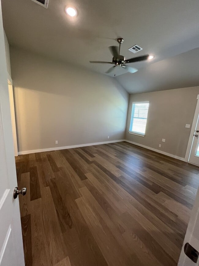 Building Photo - BRAND NEW DUPLEX!