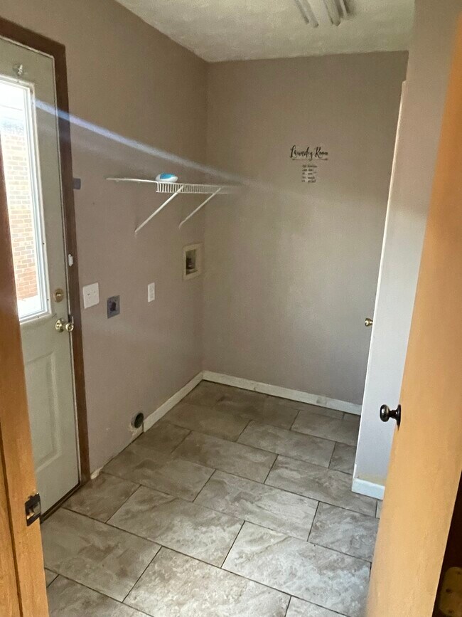 512 E Main St Unit B, Blanchester, OH 45107 Apartments in Blanchester