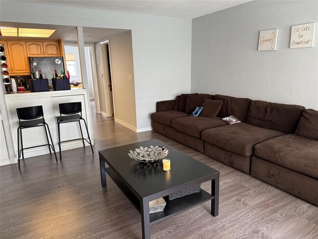 Building Photo - 1110 N Riverside Dr