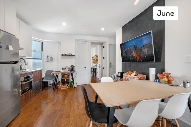 Building Photo - ROOM ONLY in 4-bed/2.0-bath Home