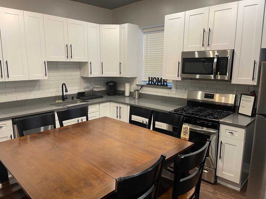 Building Photo - 1428 S Central Park Ave