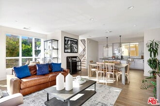 Building Photo - 1414 1/2 N Stanley Ave