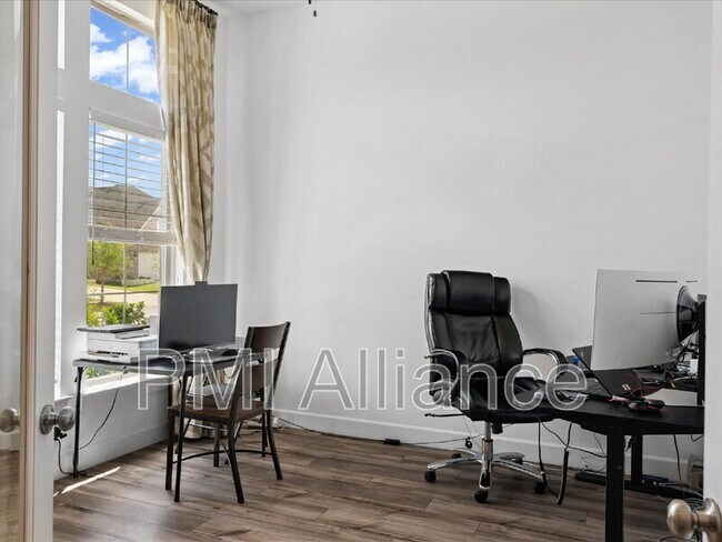 Foto del edificio - 4828 Celestial Rd
