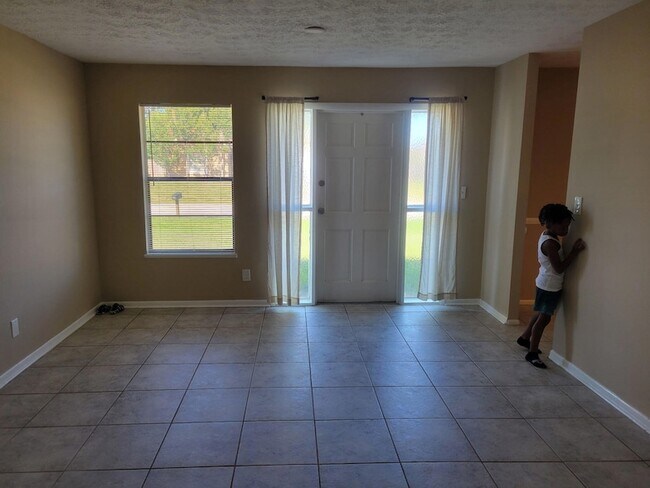 Foto del edificio - 312 NW Broadview St
