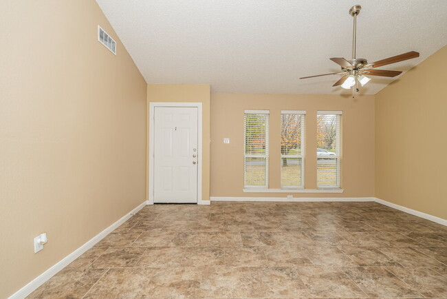 Building Photo - 1205 High Valley Dr