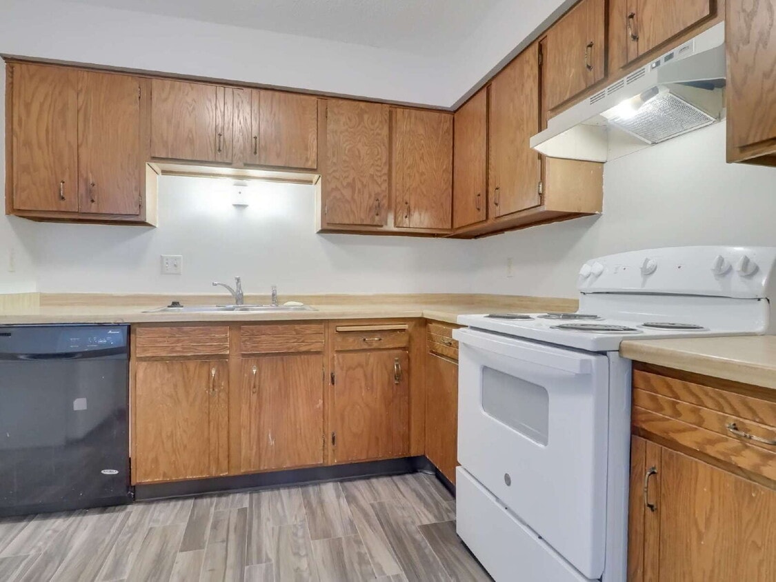 Primary Photo - 3 Bedroom Apartment with new flooring and ...