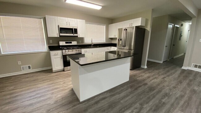 Building Photo - CHRISTMAS LEASING SPECIAL, 1st FULL MONTH ...
