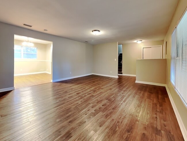 Building Photo - Charming Home!!