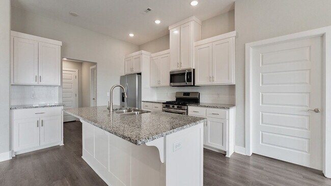 Foto del edificio - "Charming 4-Bed Oasis with 2 Full Baths in Prime Fayetteville Location – 1800 Sq Ft of Comfort!"