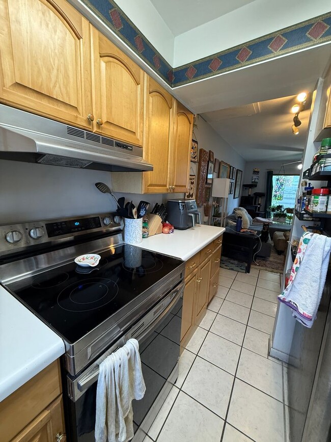 Building Photo - Centrally Located Townhouse!