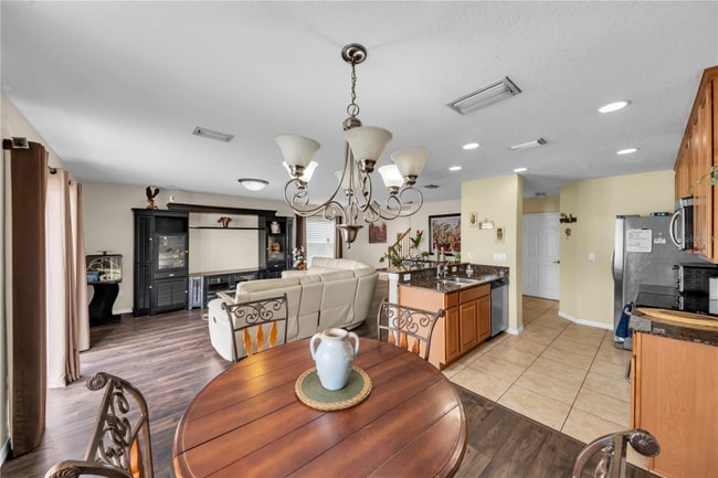 Foto del edificio - 3323 Thistledown Ln