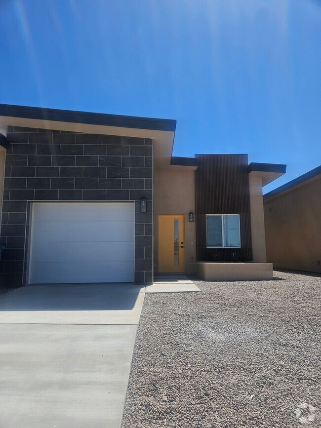 Building Photo - 181 Hacienda Loop