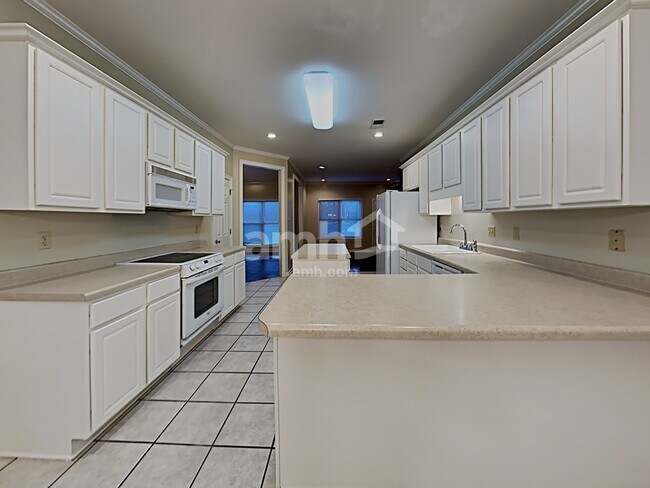Building Photo - 1625 Wayside Cove
