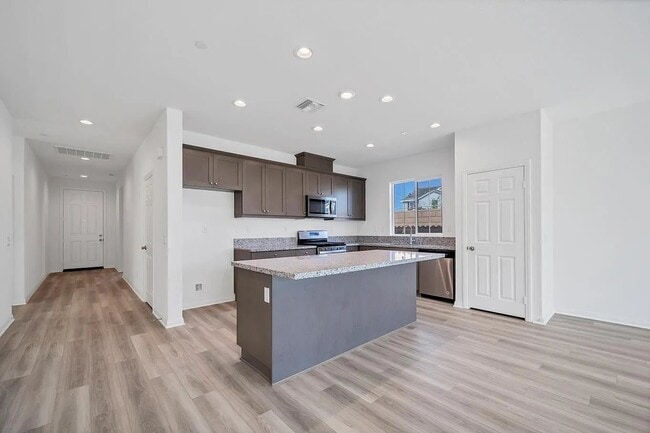 Building Photo - 3315 S Primrose Dr