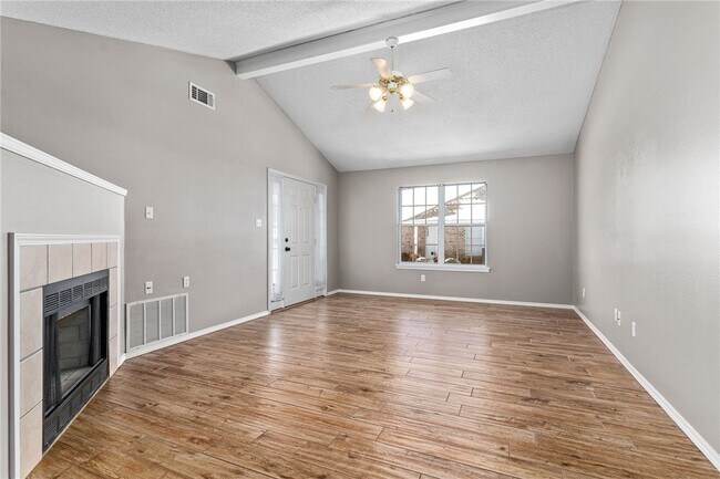 Foto del edificio - 5802 Park Valley Cir