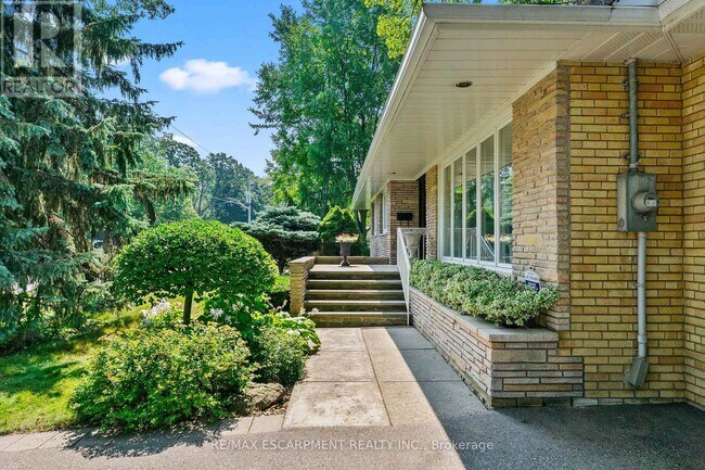 Photo du bâtiment - 1520 Camelford Rd