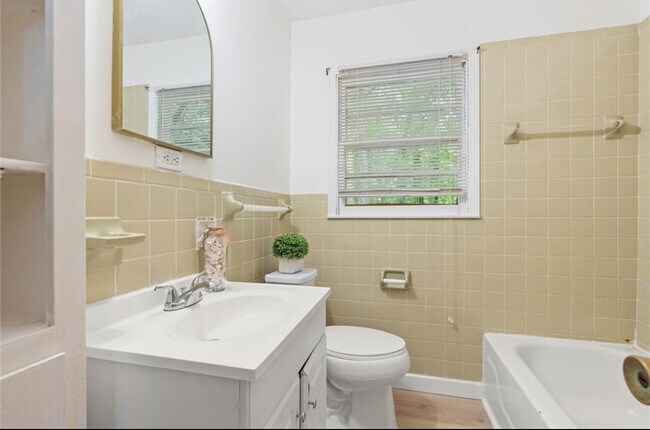 Building Photo - 1208 Creekway Dr