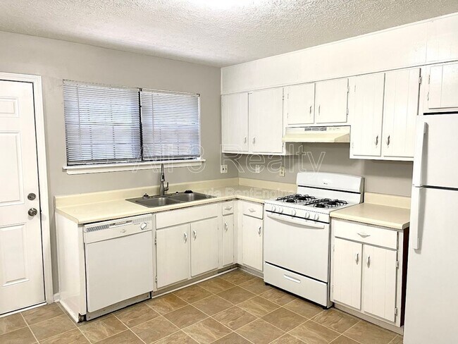 Building Photo - 120 Meadowbrook Ct