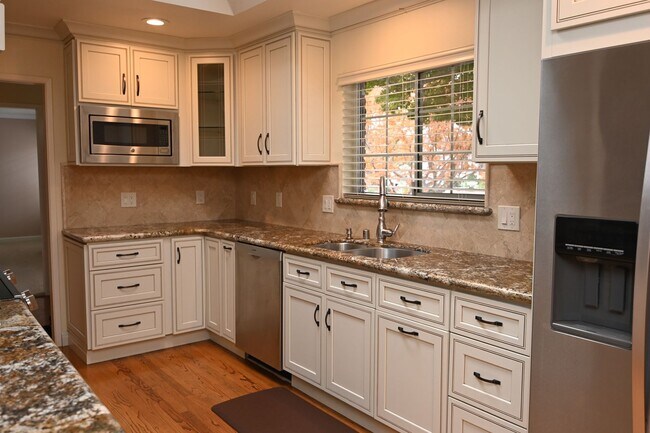 Building Photo - Prime Willow Glen, Just In Time for the Ho...