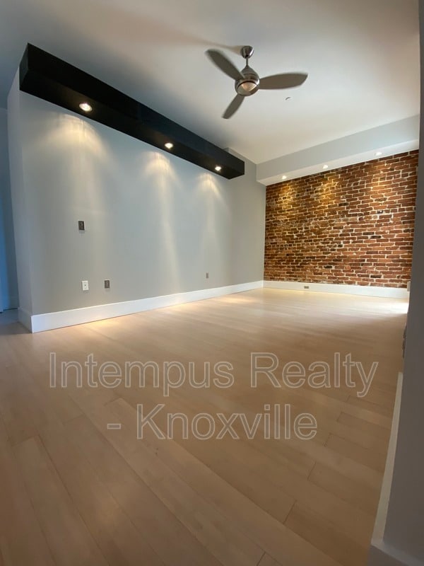 Building Photo - 106 W Summit Hill Dr SW