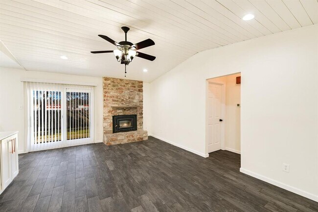 Foto del edificio - 7202 Teaberry Dr