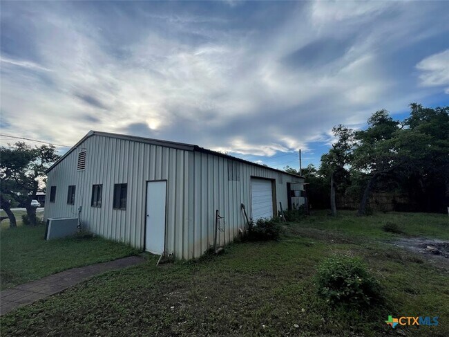 Building Photo - 406 Flintstone Dr
