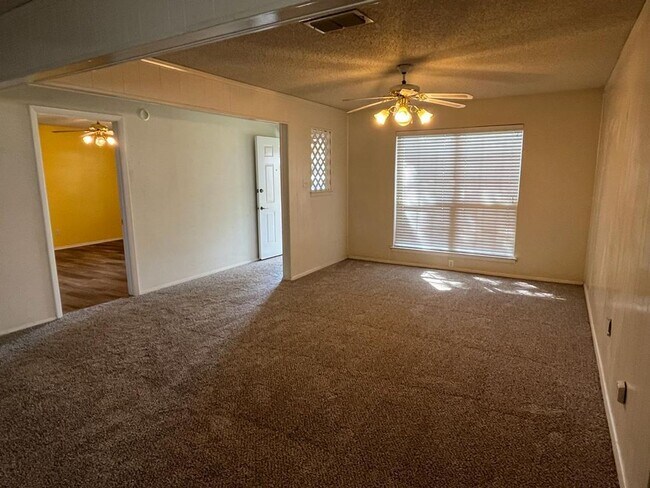Foto del edificio - Large 3 Bedroom Single Family House for re...