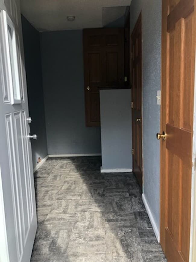 Building Photo - Upper Unit of Duplex