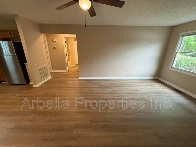 Building Photo - 117 Rowe Ln