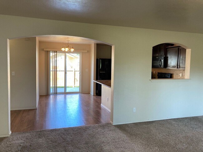 Building Photo - 1013 Dove~2 of 4 Bedrooms Have En Suite Ba...