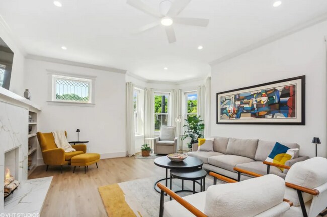 Foto del edificio - 2956 W Logan Blvd